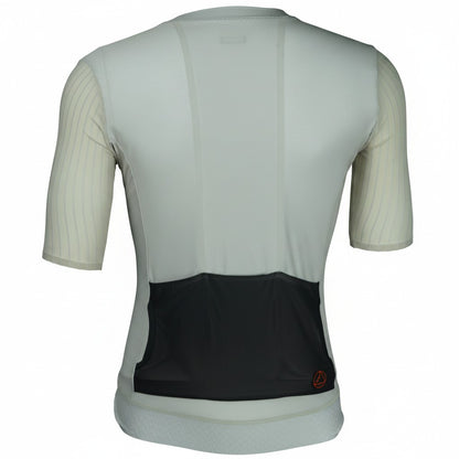 Jersey de Ciclismo Topstone Elegance Sand Dust Hombre vista trasera – TopStone Costa Rica